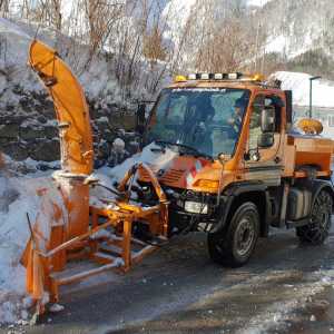 Winterdienst U400 mit Schneeschleuder