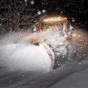 Winterdienst U400 mit Schneepflug