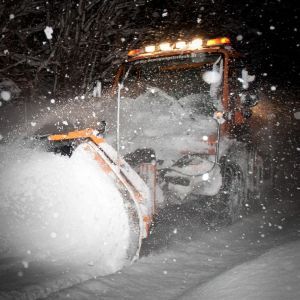 Winterdienst U400 mit Schneepflug