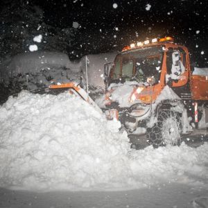 Winterdienst U400 mit Schneepflug