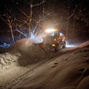 Winterdienst U400 mit Schneepflug